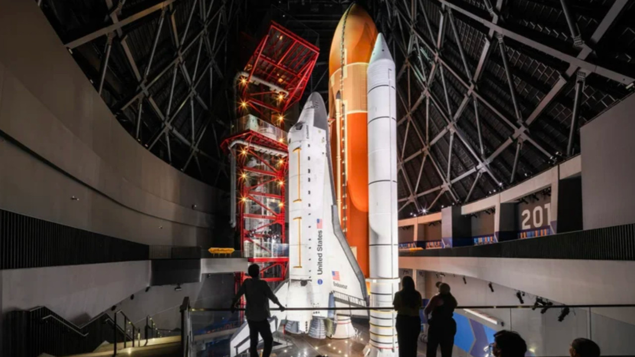 NASA'nın Efsanevi Uzay Mekiği Endeavour İlk Kez Dikey Pozisyonda Sergilenecek