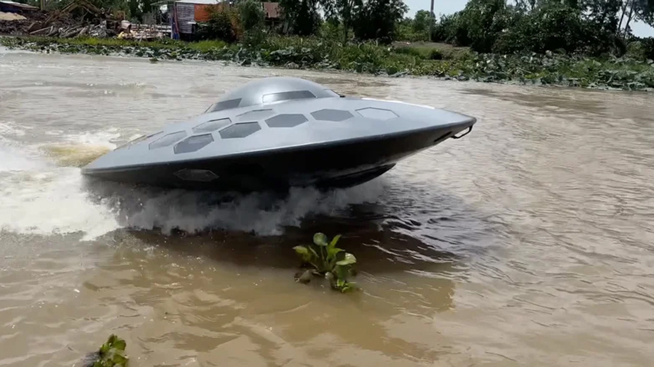 Nehrin Ortasında Görünce Gözlerinize İnanamayacaksınız: Gerçek Bir UFO Teknesi