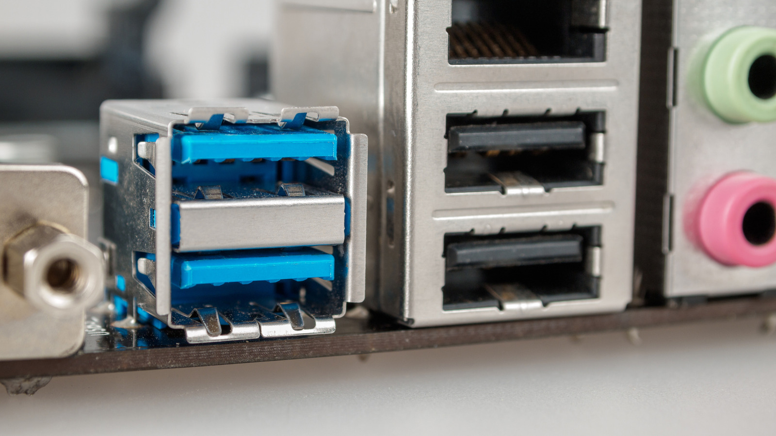 USB 3.0 ve USB 2.0 Arasındaki Fark Nedir? Hangi Portu Kullanmalısınız?