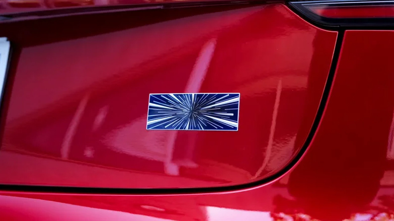 Tesla Model 3 Performance: Bagajdaki Gizemli Yıldız Patlaması Neyi Simgeliyor?