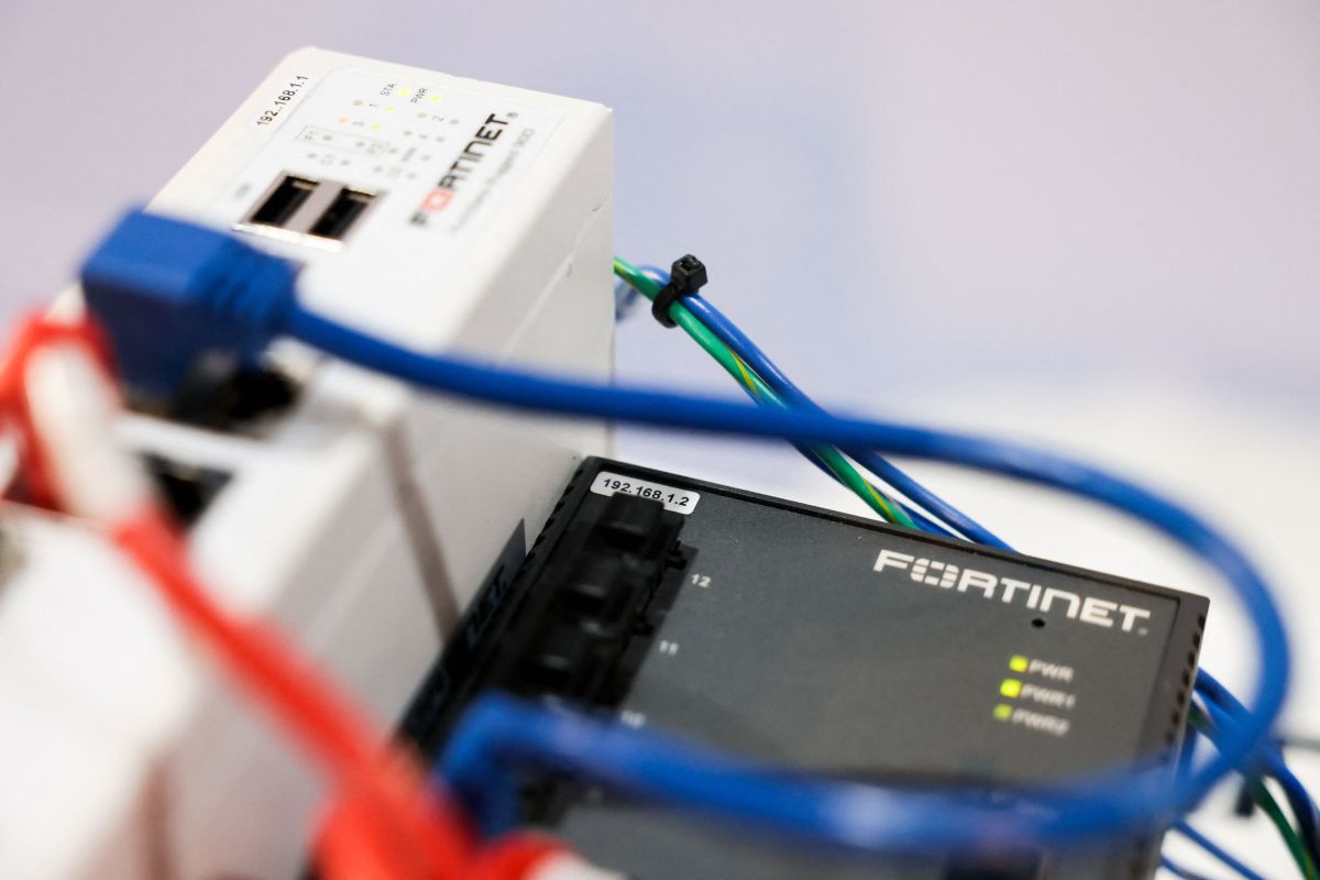 Fortinet Cihazlarında Büyük Açık: 30.000'den Fazla Kurumsal Güvenlik Duvarı Ele Geçirildi