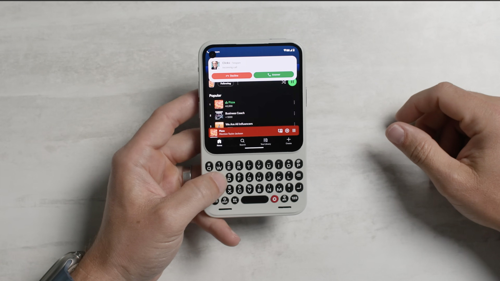 Nostalji ve Teknoloji Bir Arada: Clicks Communicator ile Fiziksel Klavye Dönemi Başlıyor