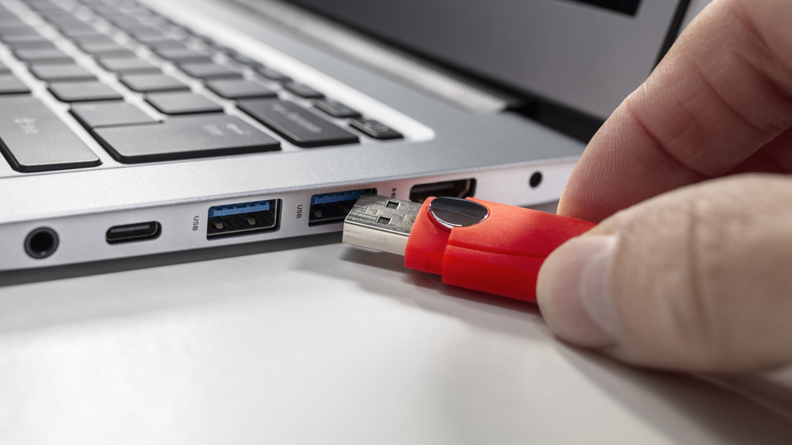 USB Portlarınızı Güvenle Temizlemek İçin 3 Etkili Yöntem