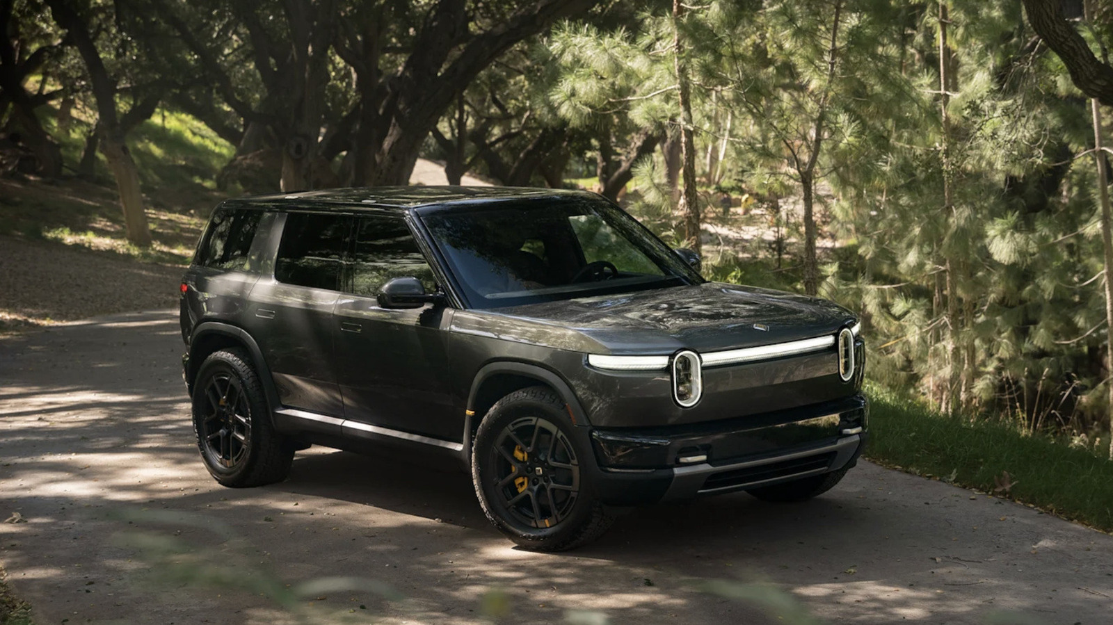 Rivian R2 Sahneye Çıkıyor: Tesla Model Y'ye Menzil Tokadı!
