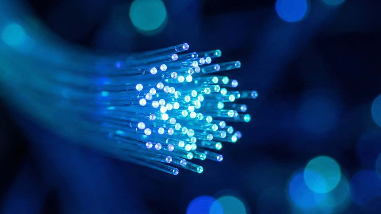 Dijital Dünyanın Görünmez Kahramanı: Fiber Optik Teknolojisi Nasıl Çalışıyor?