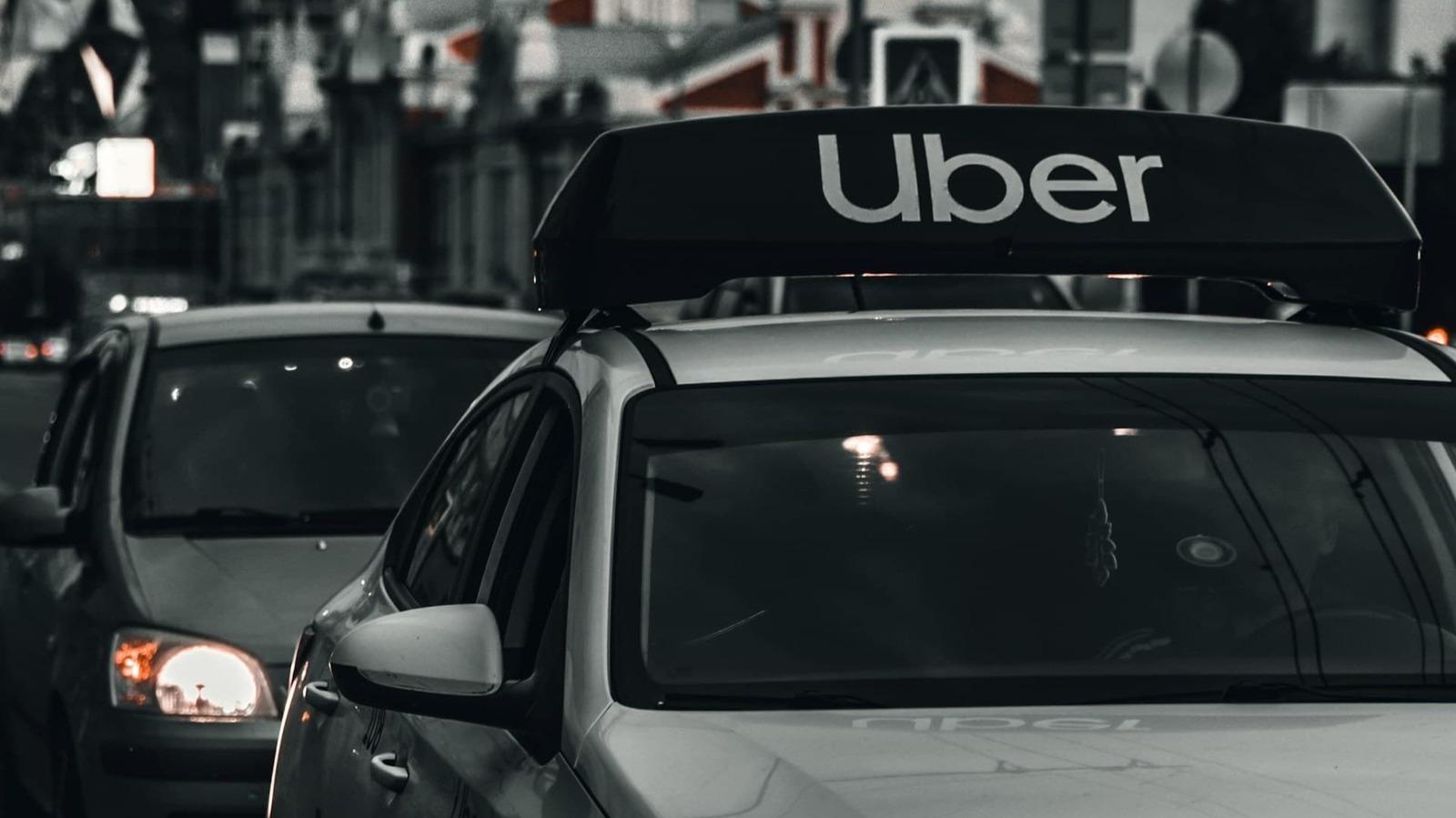 Uber’den Ebeveynler İçin Gözetim Devrimi: Gençlerin Yolculuklarını Canlı İzleyin