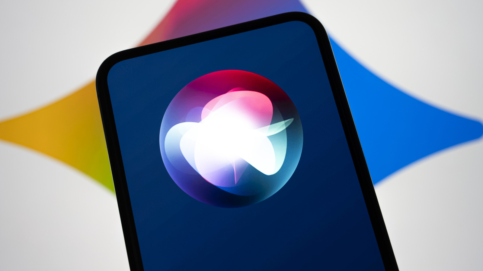 Apple Neden 'Agentic AI' Trendine Mesafeli Duruyor?