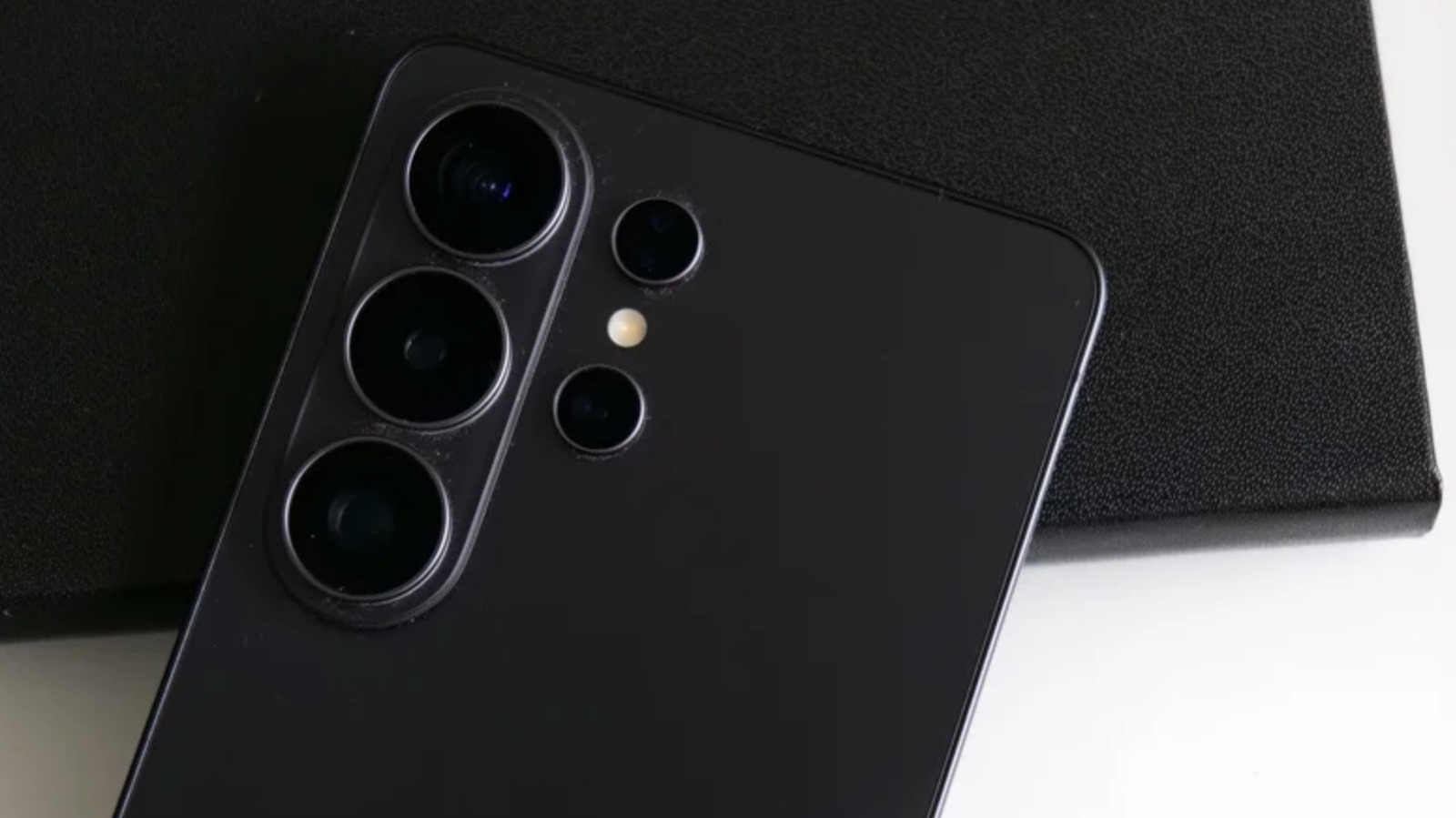Galaxy S26 Ultra Ekranlarında Gizemli Kırmızı Leke Sorunu: Samsung İnceleme Başlattı
