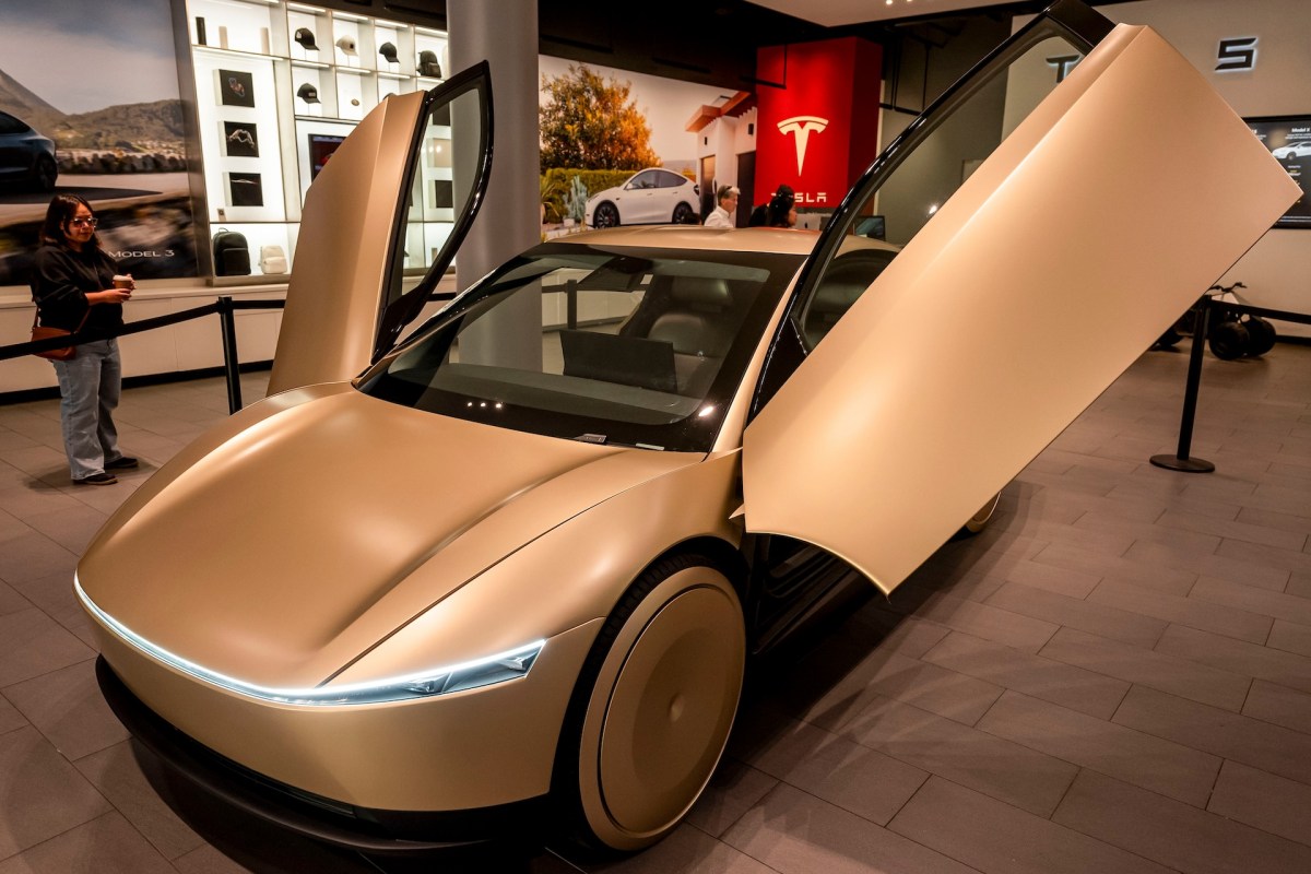 Tesla'nın Fütüristik Robotaksisi Cybercab Direksiyonsuz Yollara Çıktı!
