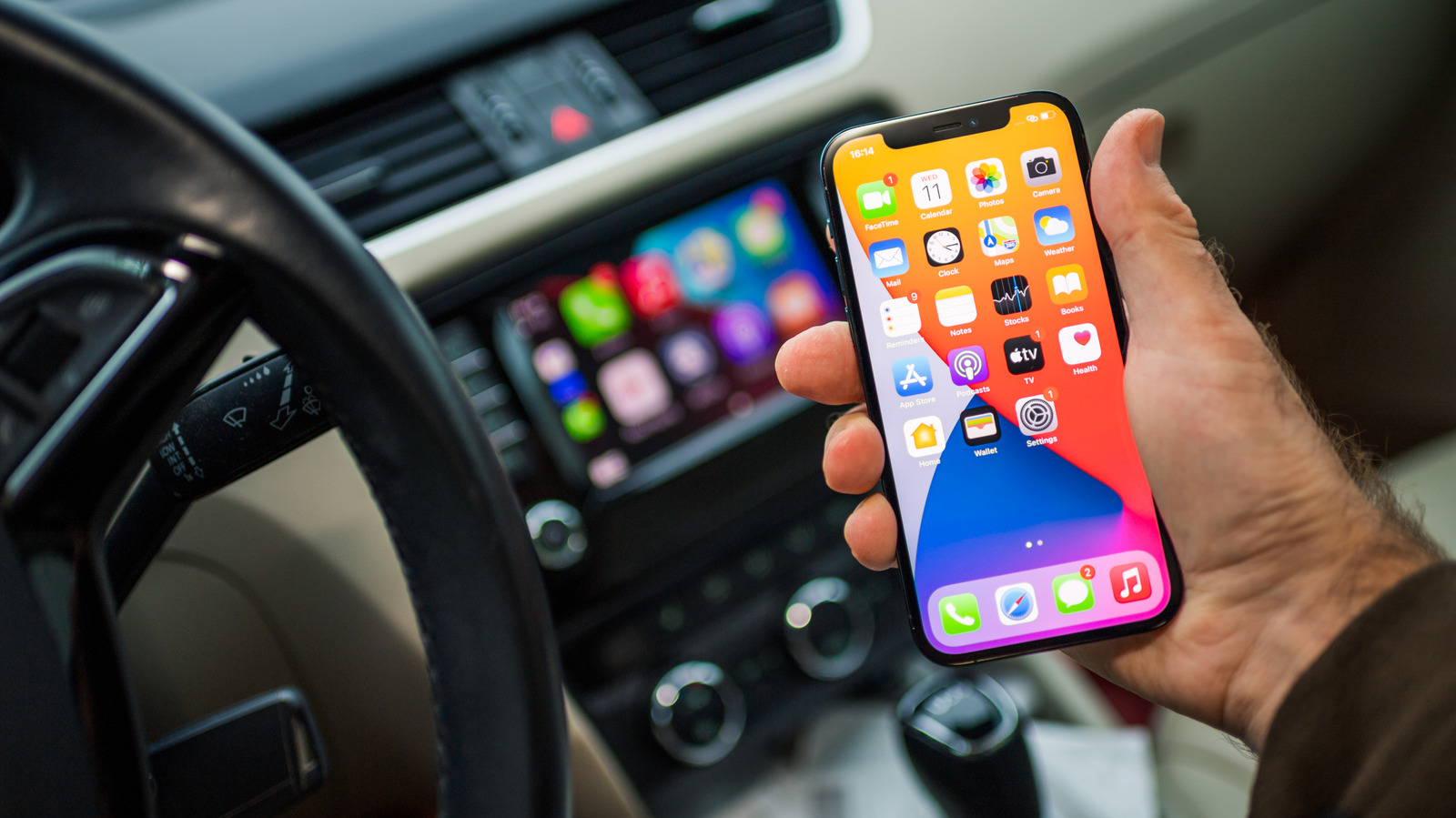 Kablolu mu Kablosuz mu? Apple CarPlay Deneyiminizi Hangi Yöntem Belirlemeli?