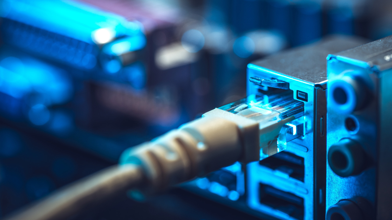 Kablo Karmaşasına Son: Duvarları Kırmadan Evinize Kesintisiz İnternet Taşımanın Yolları