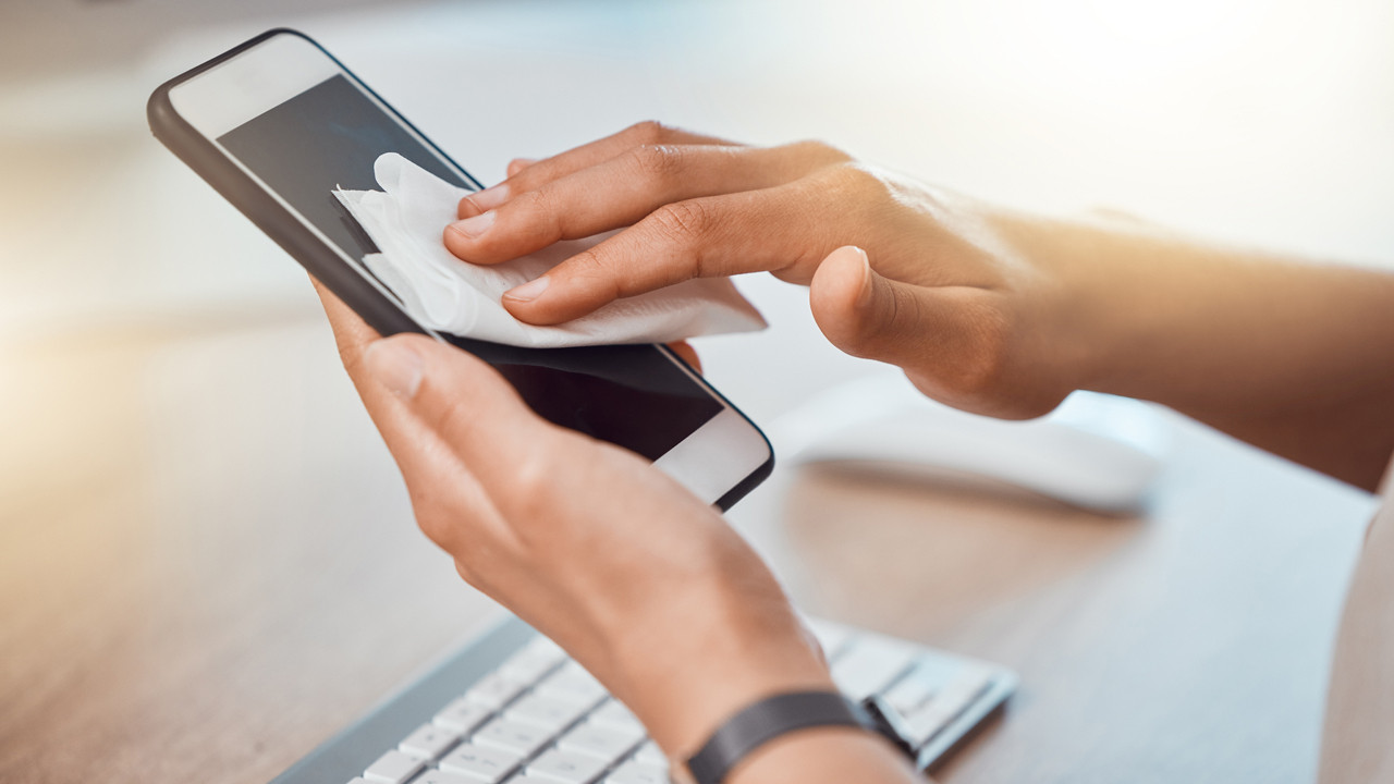 Parmak İzlerine Veda Edin: Akıllı Telefon Ekranı Temizliğinde Uzman Yöntemler