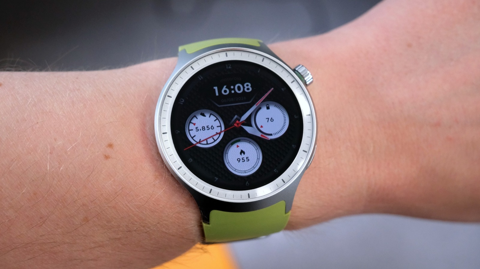 Motorola Moto Watch (2026) İncelemesi: Dış Görünüşe Aldanmayın!