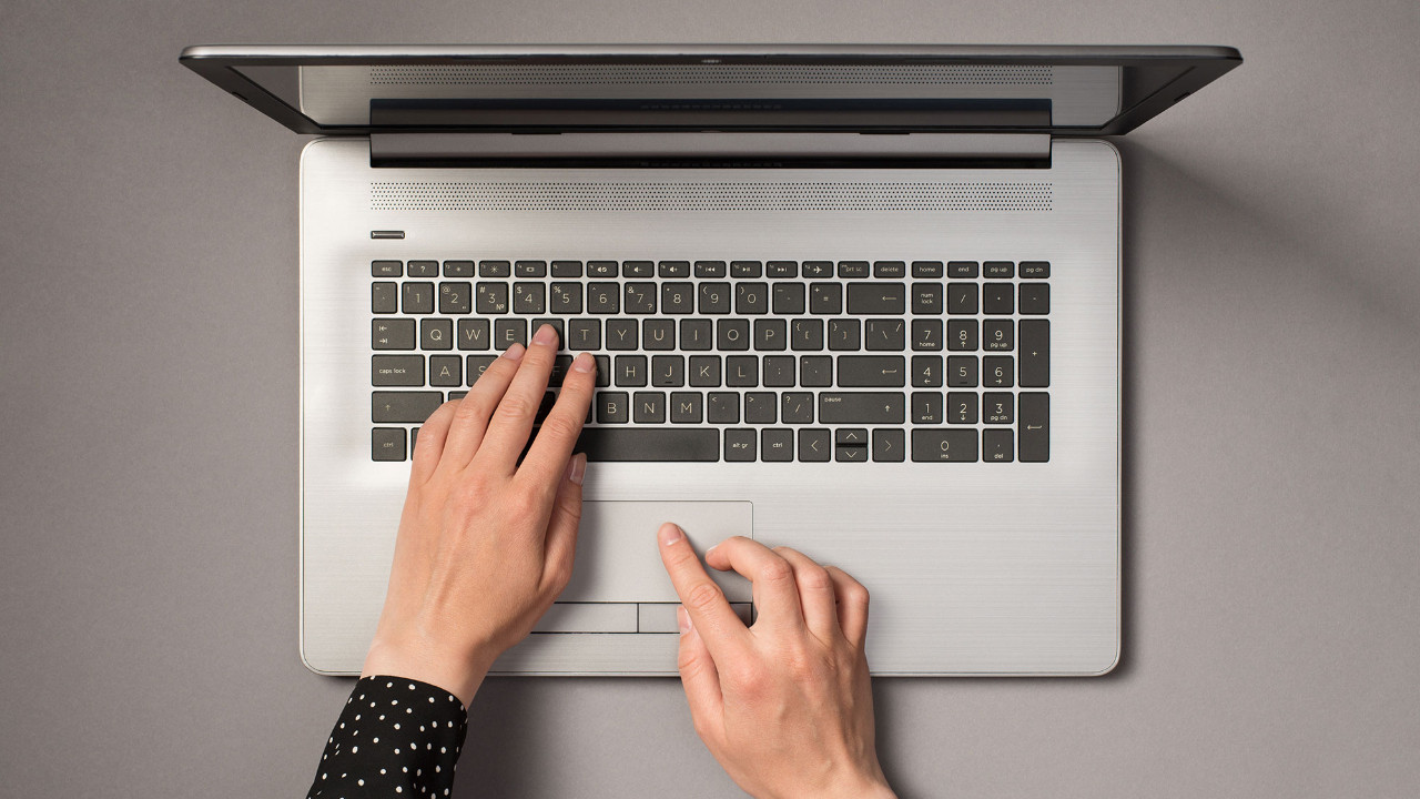 Dizüstü Bilgisayarlarda Touchpad Neden Tam Ortada Değil? İşte Ergonomik Gerçekler