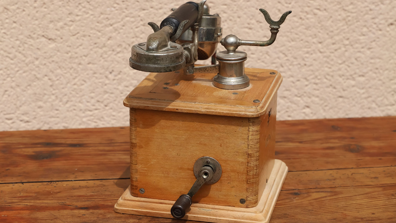 1900'lerin Telefonlarındaki O Gizemli Çevirme Kolu Gerçekte Ne İşe Yarıyordu?